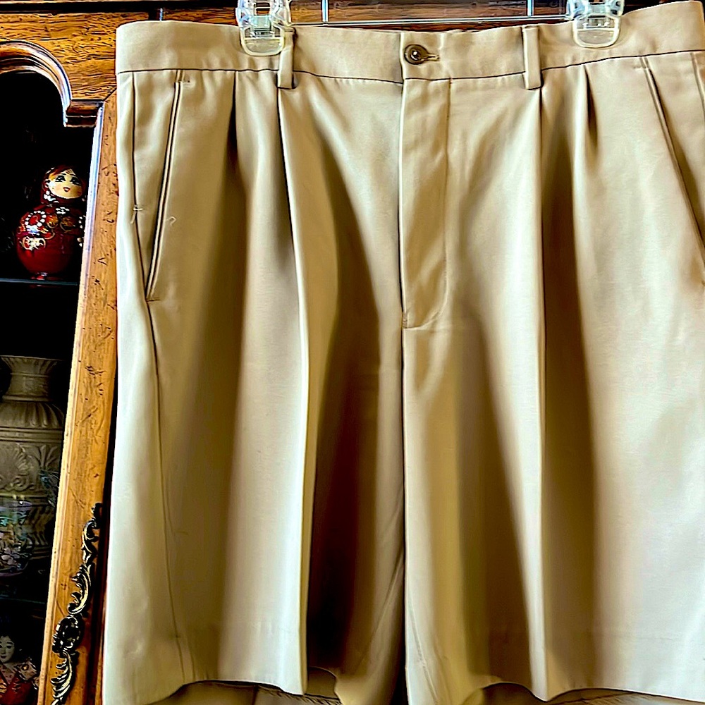 Alan Flusser tan golf short.W36L21Polyester/silky feel.Pleated front.Bundle